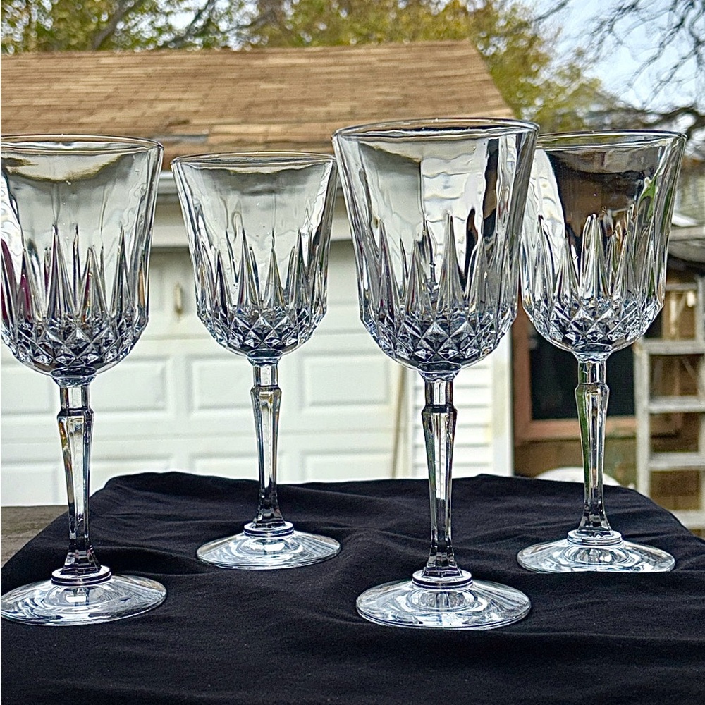Elegant Crystal Wine Glass Set - Clear